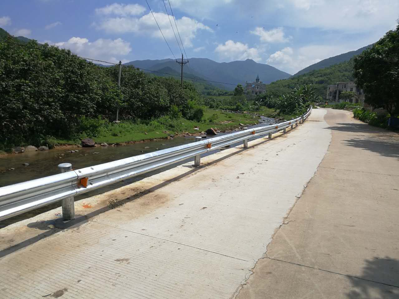 道路波形護(hù)欄防撞價格一般多少比較合適？
